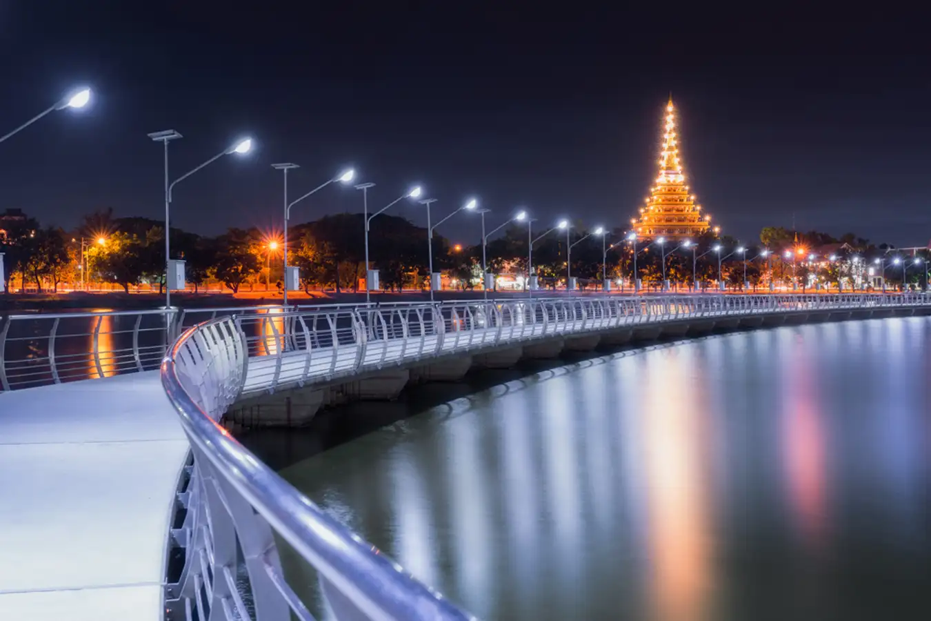 บึงแก่นนครในยามค่ำคืน - จ.ขอนแก่น (ที่มา: traveloka)