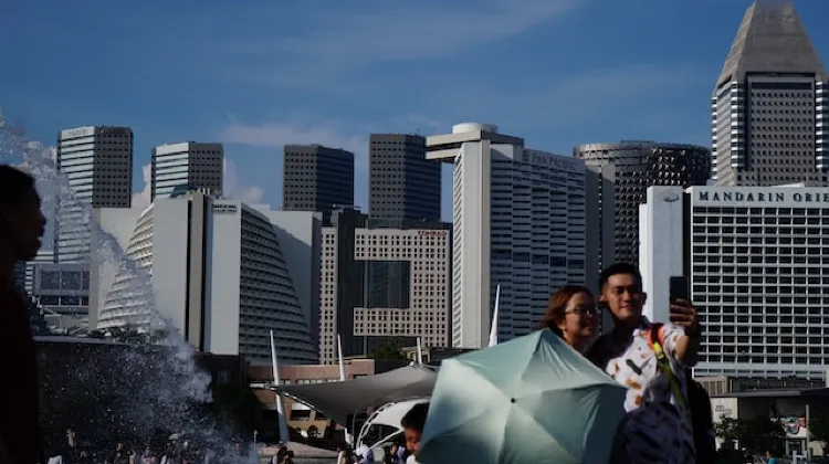 正在市中心拍照的遊人  圖片來源：unsplash