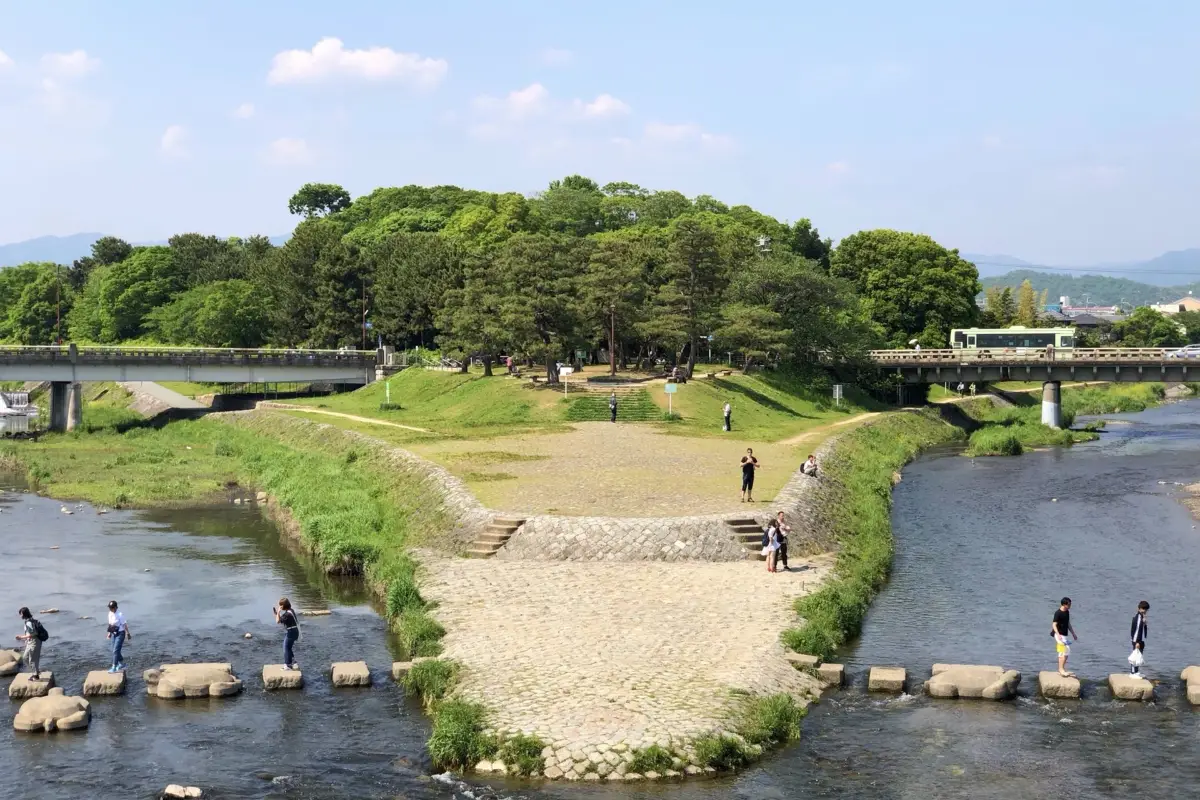 日本京都鴨川的「嵐山公園」（中之島地區）