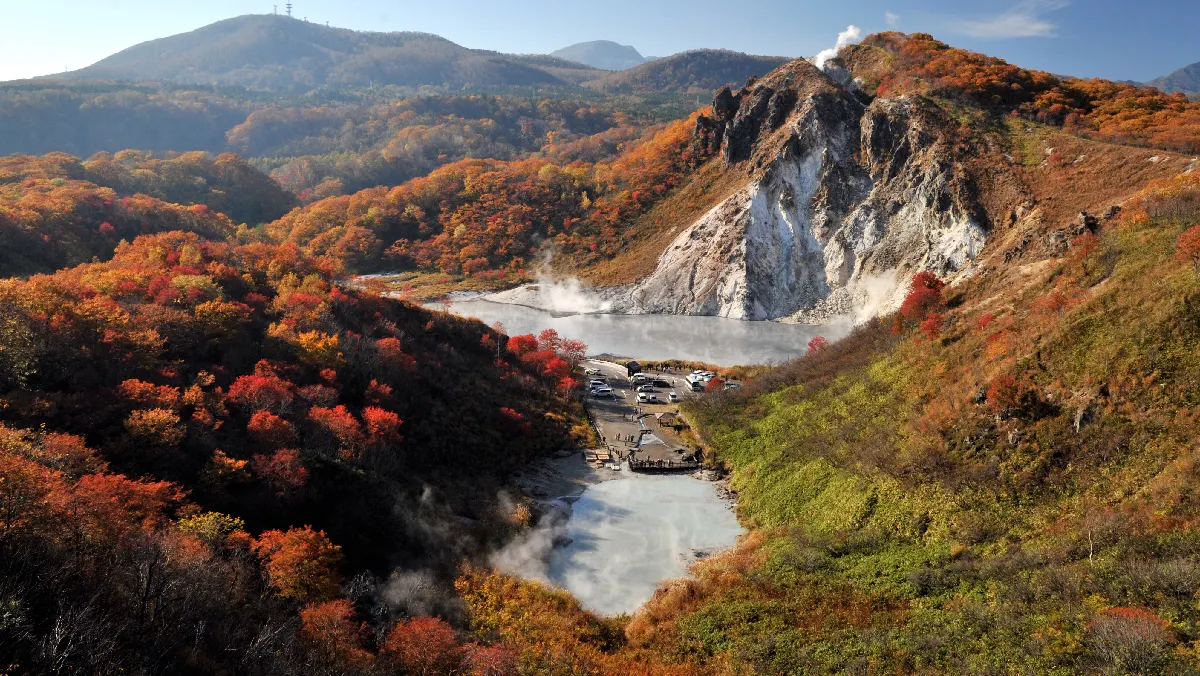 登別大湯沼的紅葉季節