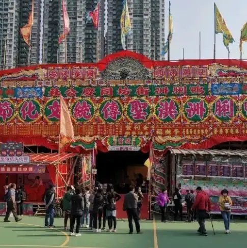 旅客可在由竹支搭建的棚架內欣賞神功戲。