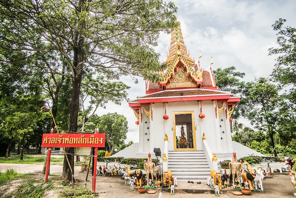 ตำบลสาริกา : ศาลหลักเมือง (Source: การท่องเที่ยวแห่งประเทศไทย)