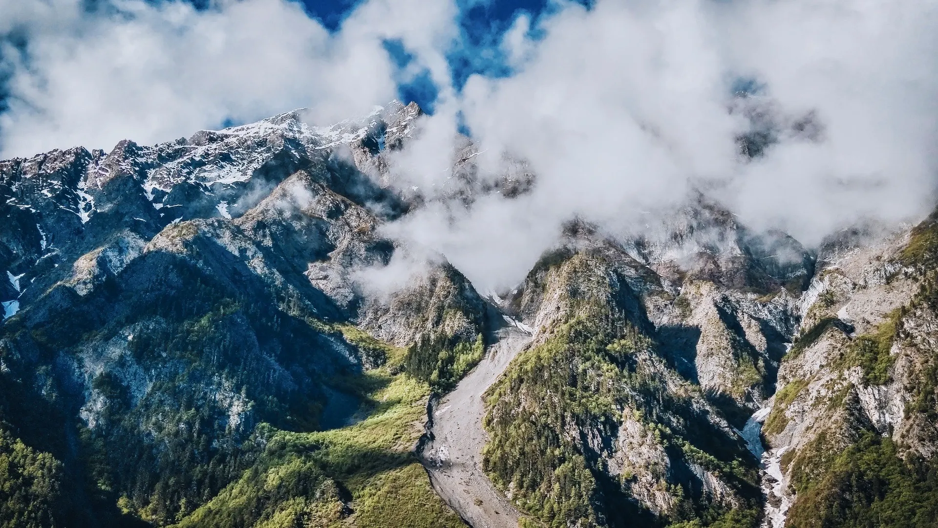 雲霧繚繞的八宿然烏湖山景