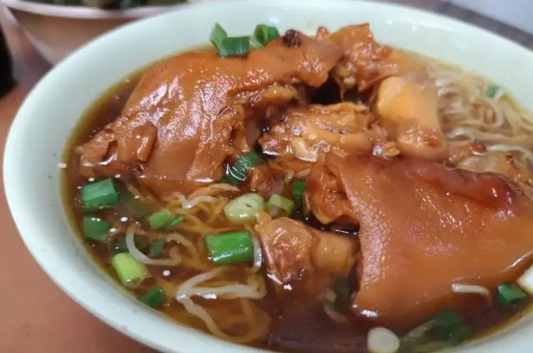 南乳豬手麵味香足料。
