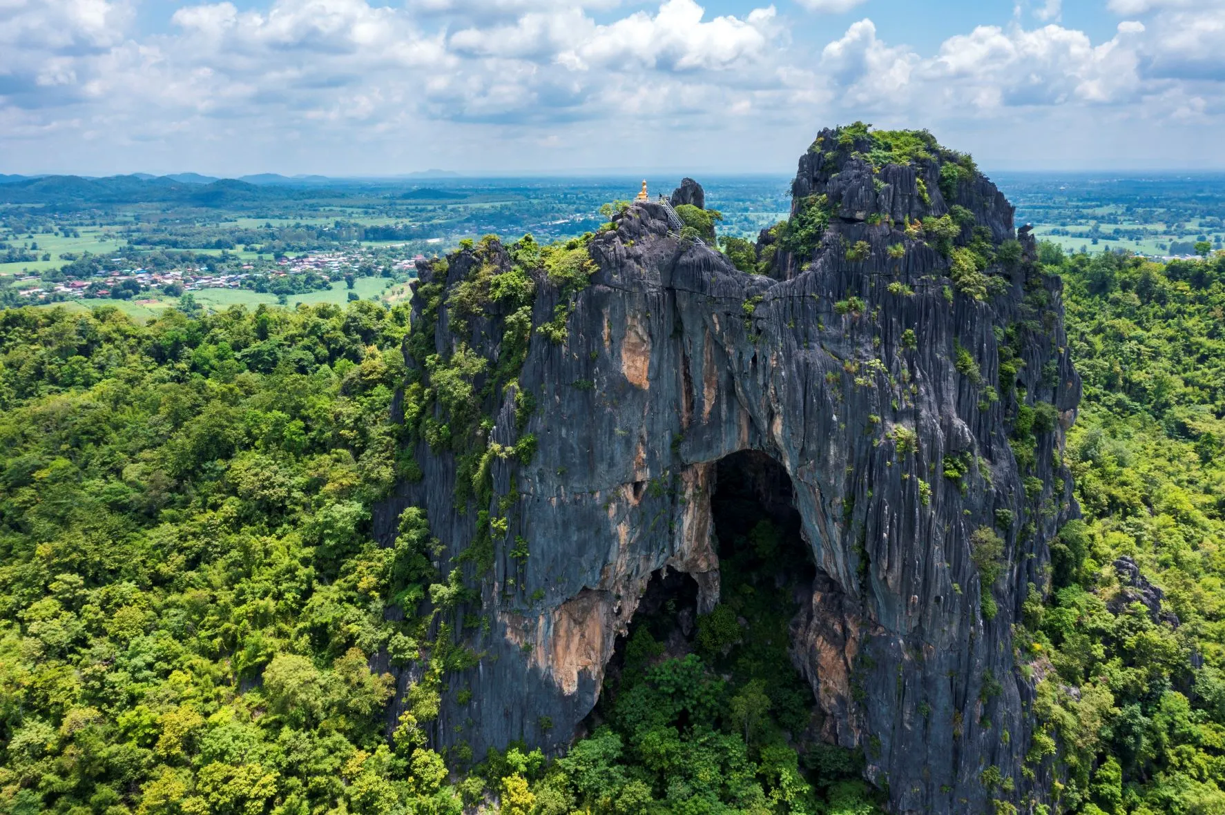 อำเภอเมืองหนองบัวลำภู : วัดถ้ำผาเจาะ (Source: การท่องเที่ยวแห่งประเทศไทย)