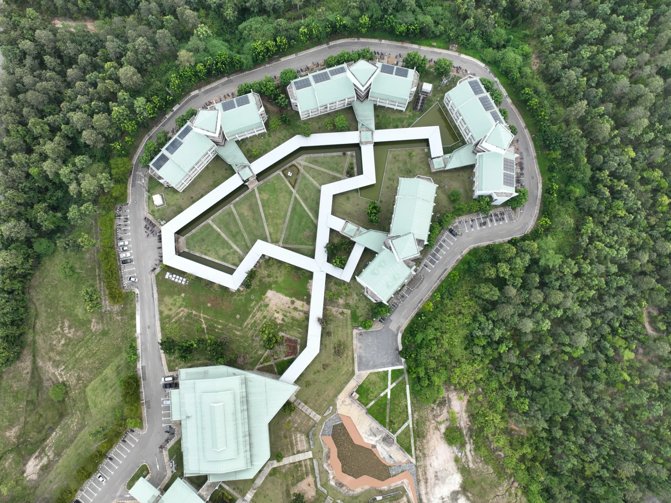 ภาพมุมสูงมหาวิทยาลัยราชภัฏเชียงใหม่ - จ.เชียงใหม่ (แหล่งที่มาของภาพ: sdgs.cmru)