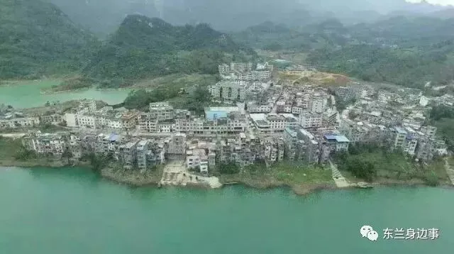 東蘭紅水河第一灣旁長樂鎮府全景