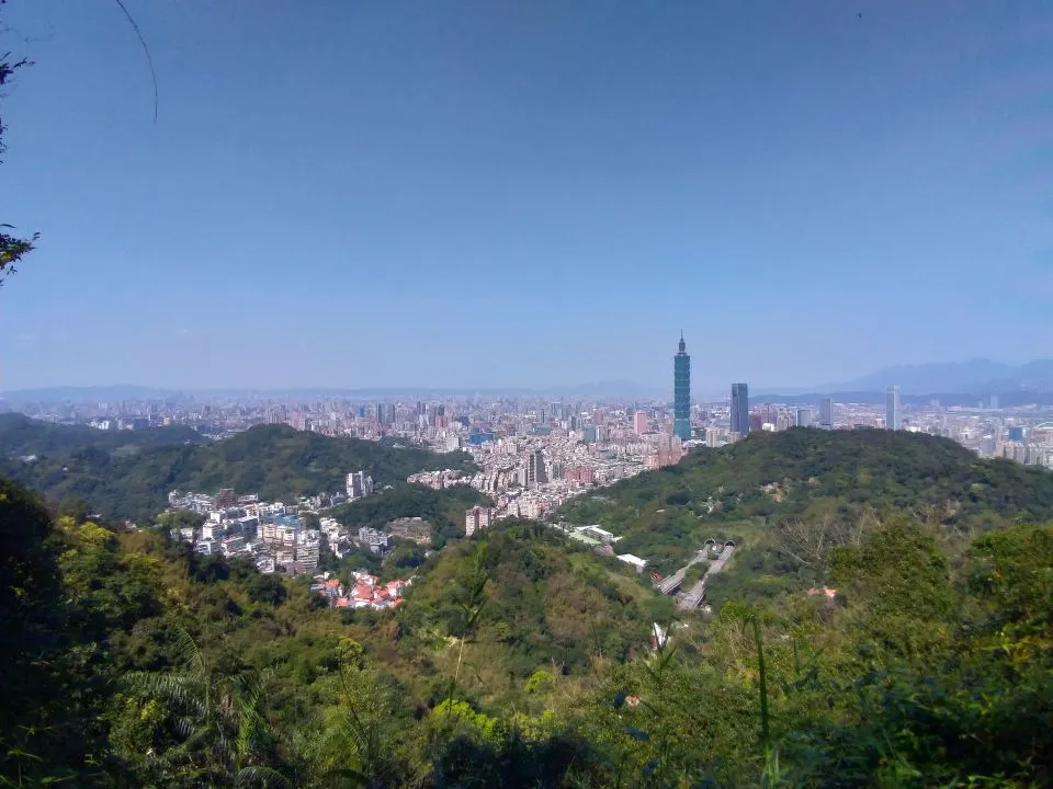 台北象山夏季非常炎熱 