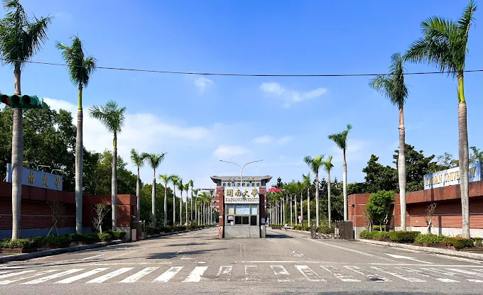 開南大學校門口。