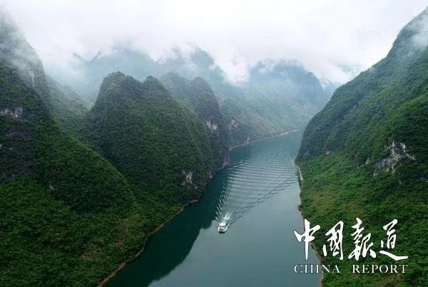 東蘭紅水河第一灣兩岸高山聳立