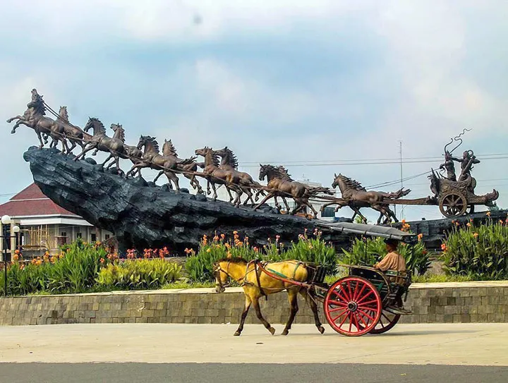 보보요랄리 말을 타는 모습 (출처: salsawisata.com)