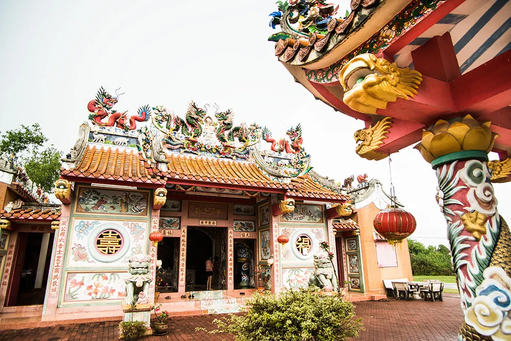 ตำบลสาริกา : ศาลเจ้าพ่อองครักษ์ (Source: การท่องเที่ยวแห่งประเทศไทย)