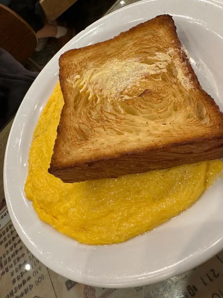 丹麥酥配滑蛋奄列，香口之選。