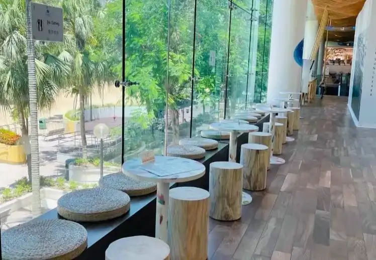 The Pulse 商場內的 café 可欣賞海灘景色。