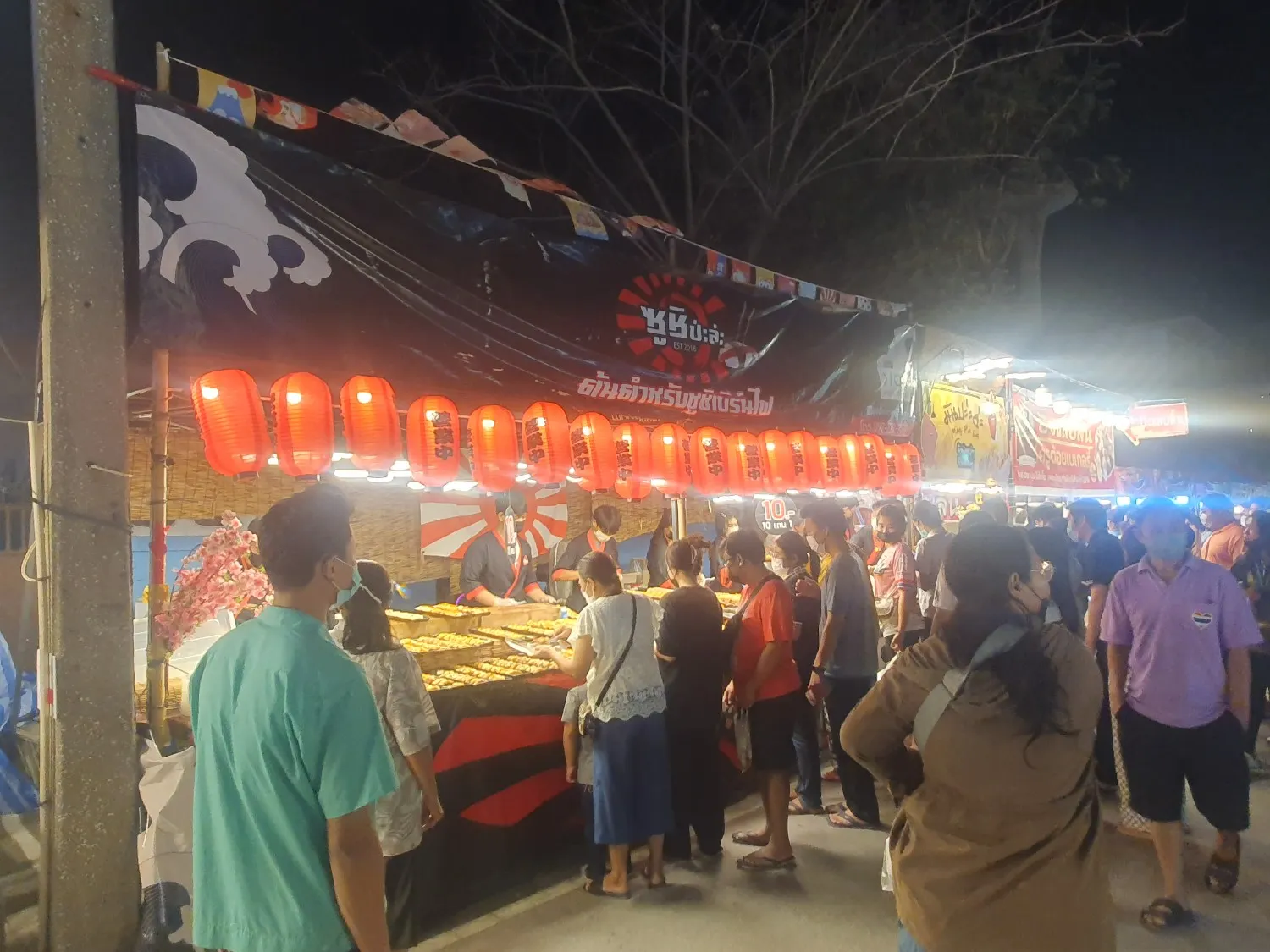 ร้านค้าภายในงานวัด - วัดอ้อมน้อย จ.สมุทรสาคร (ที่มา: พันทิป)