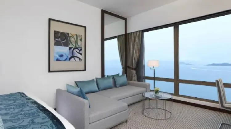 酒店提供山景和海景套房