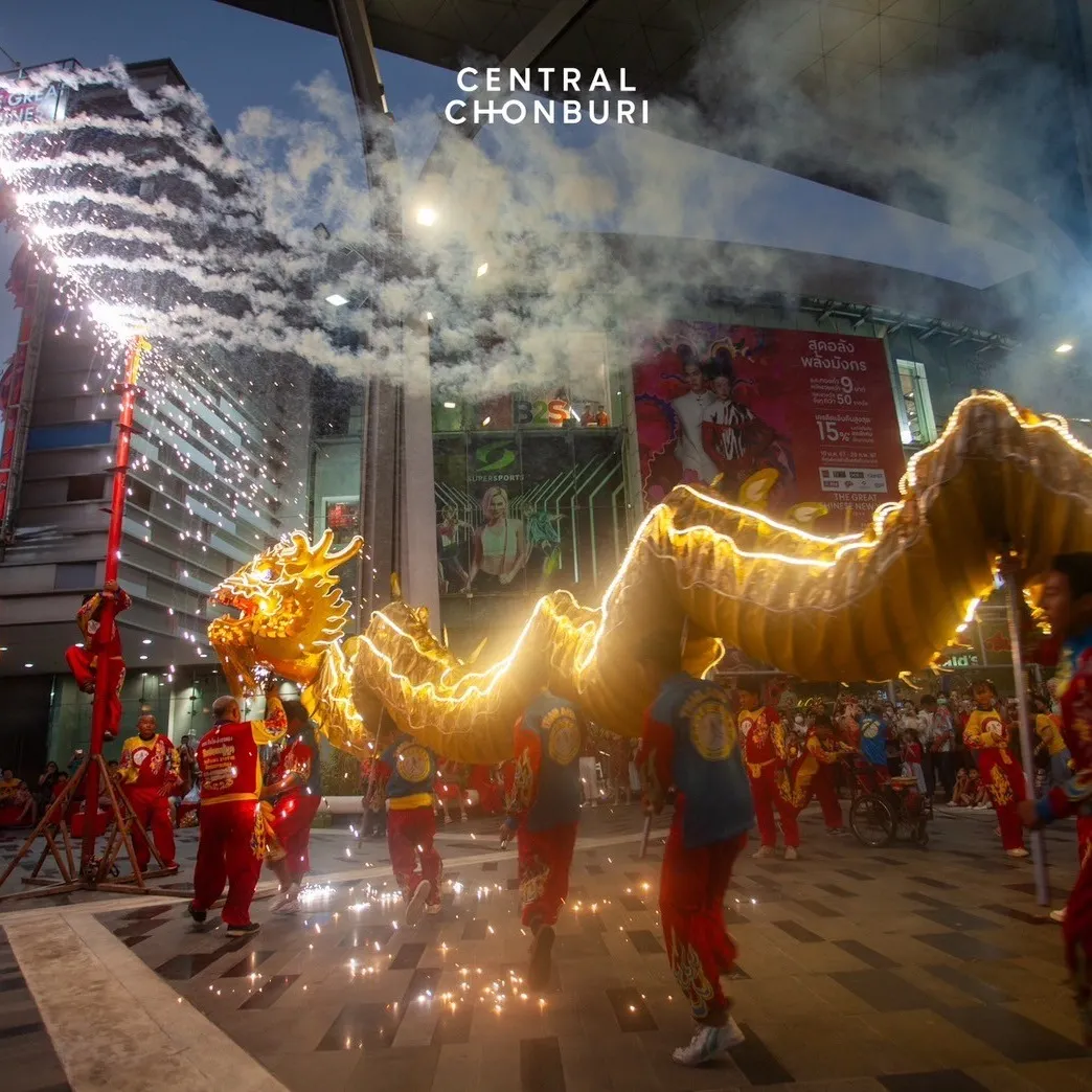 เซ็นทรัลชลบุรี - ชลบุรี : การแสดงระบำจีน (Source: instagram @central_chonburi)
