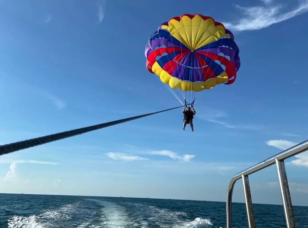 中國廣西北海潿洲島的滑翔傘活動