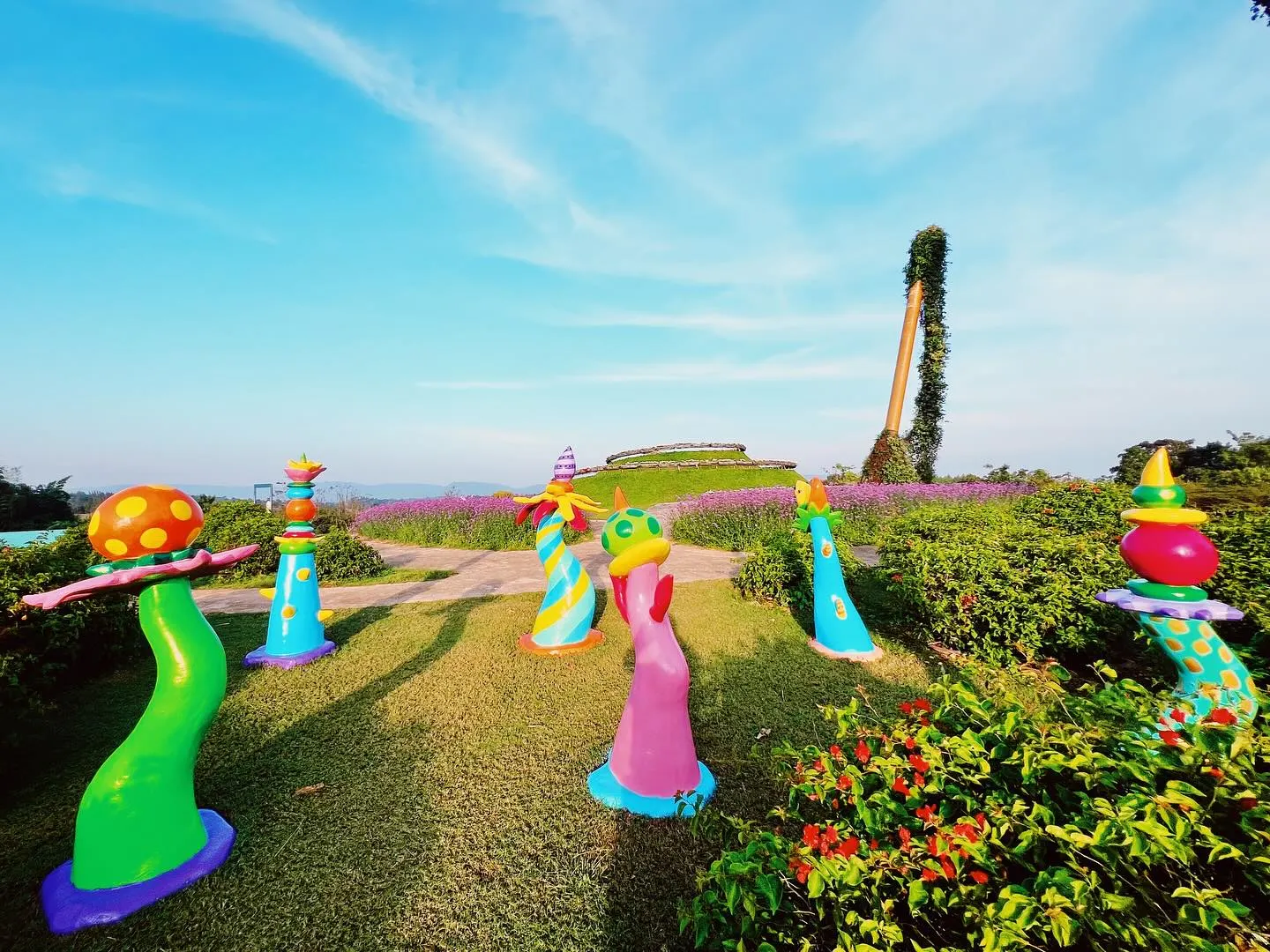 Flora Park - วังน้ำเขียว นครราชสีมา : ประติมากรรมตกแต่งสวน (Source: ศูนย์เรียนรู้ฯฟลอร่า พาร์ค)