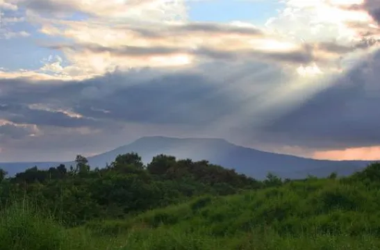 อำเภอชุมแพ-แสงทอจากก้อนเมฆ ณ อุทยานแห่งชาติภูผาม่าน (Source: Hotel Direct)