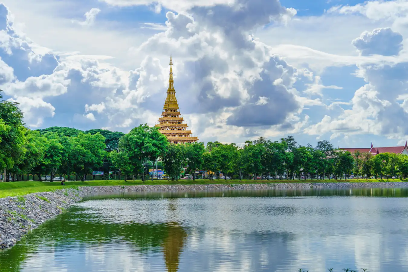 วิวพระมหาธาตุแก่นนคร - จ.ขอนแก่น (ที่มา: traveloka)