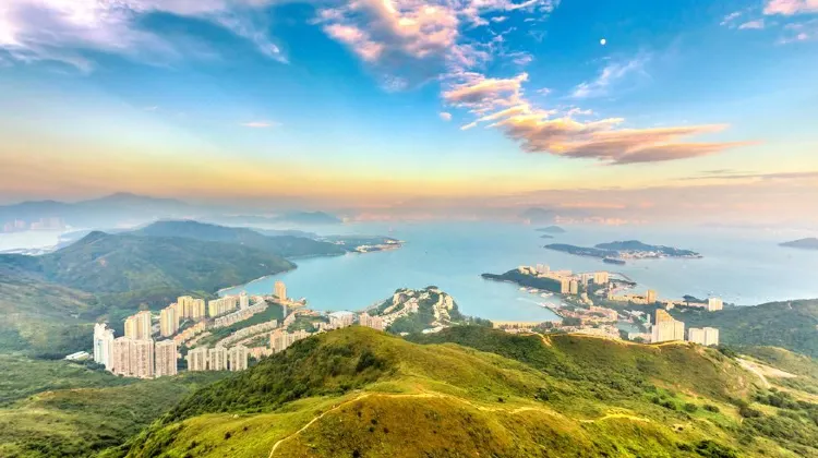 愉景灣背山面海，環境恬靜幽美