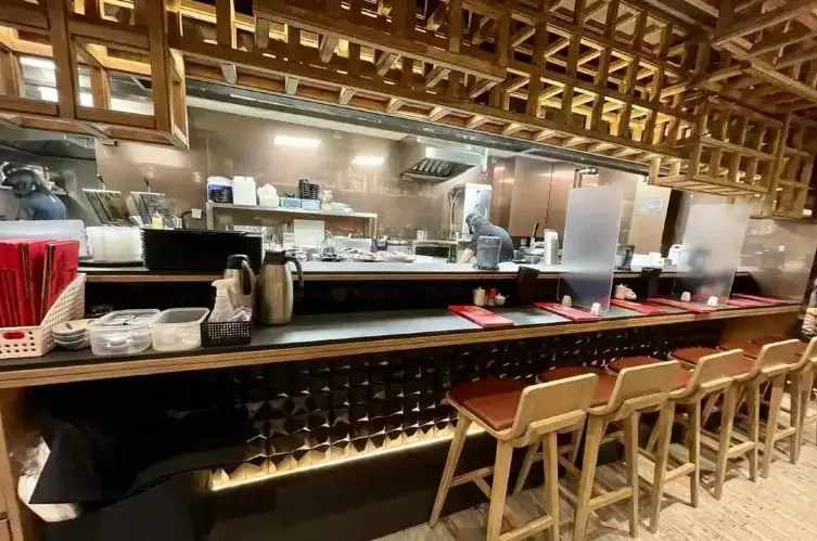 麺屋武蔵虎洞設有 Bar 枱