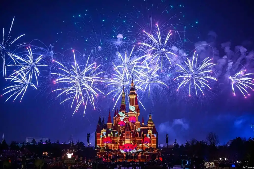 上海迪士尼樂園奇幻童話城堡外的「奇夢之光幻影秀」