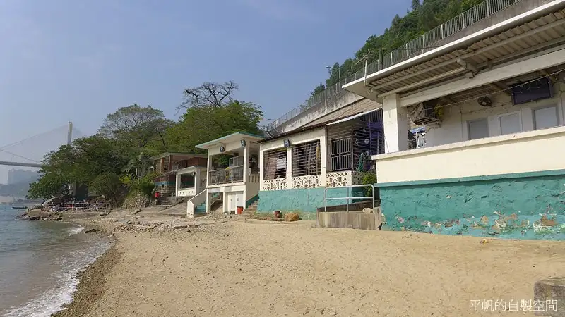 老泳屋靜靜地坐在沙灘上，與泳客共渡悠閒時光（Photo source: 平帆的自製空間）