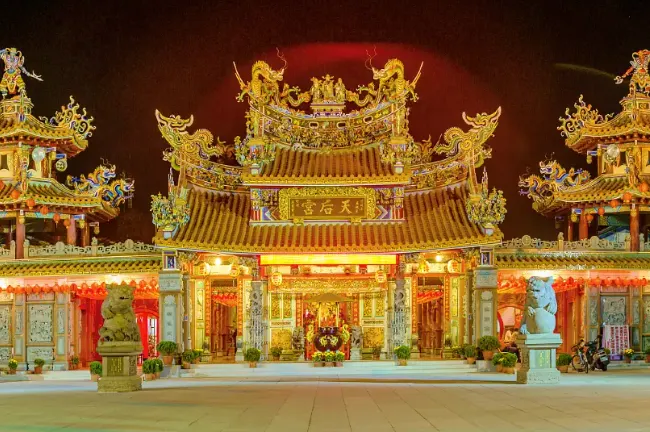 金碧輝煌的台東天后宮。