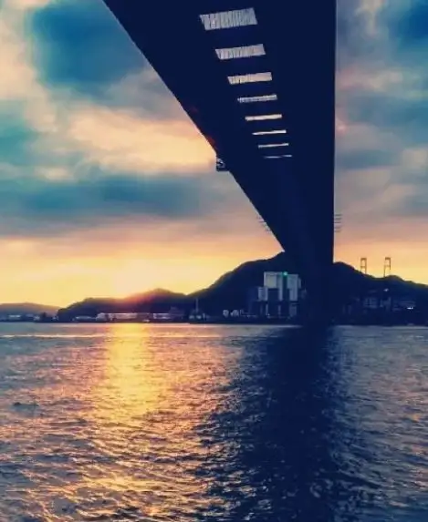 旅客可在大橋下、石灘上觀賞日落