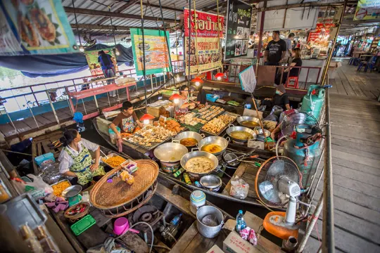 ตลาดน้ำวัดลำพญา อำเภอบางเลน แหล่งที่มา kapook.com