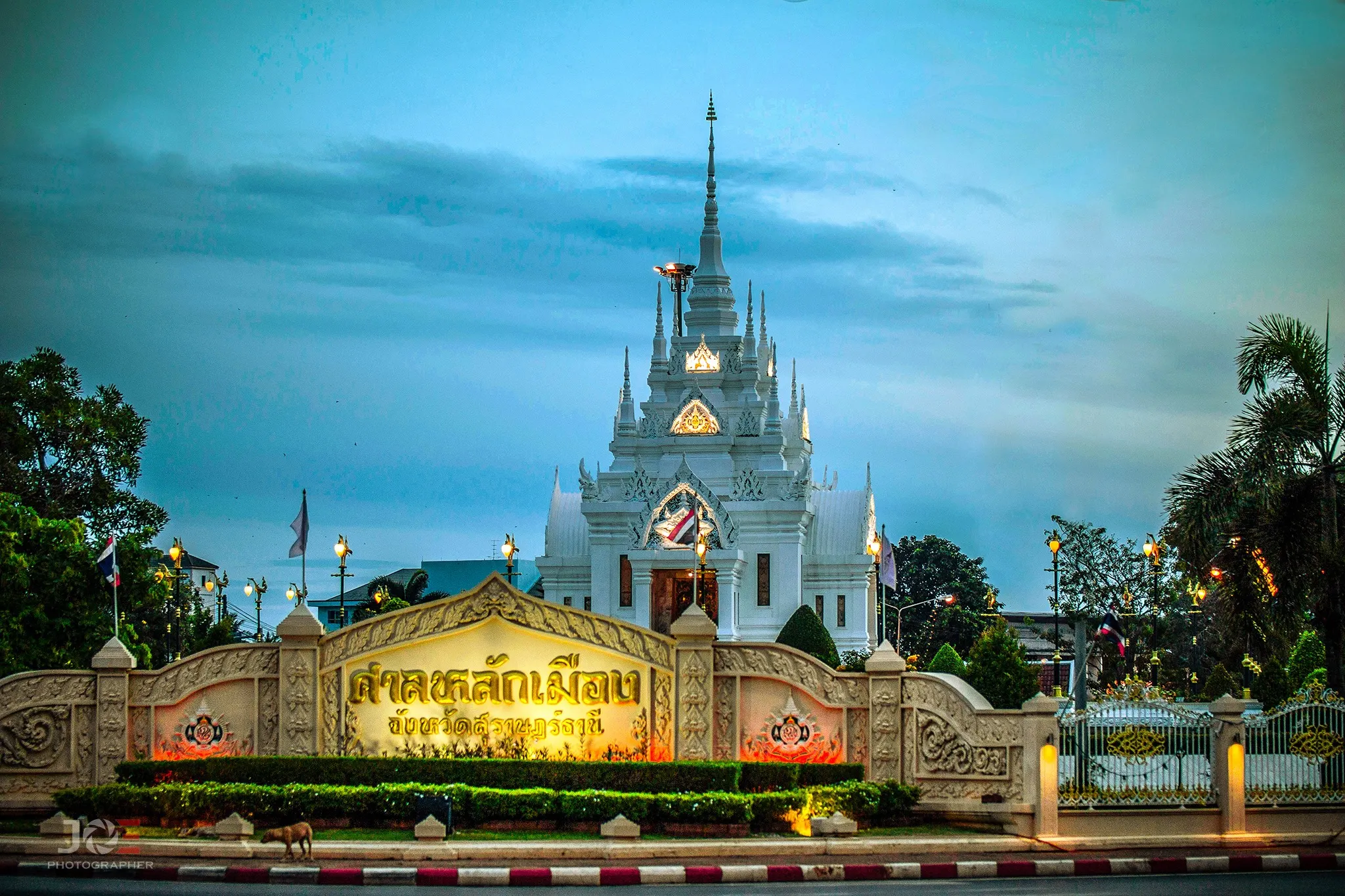 ด้าหน้าศาลหลักเมืองสุราษฎร์ธานี - จ.สุราษฎร์ธานี (แหล่งที่มาของภาพ: krupanom)