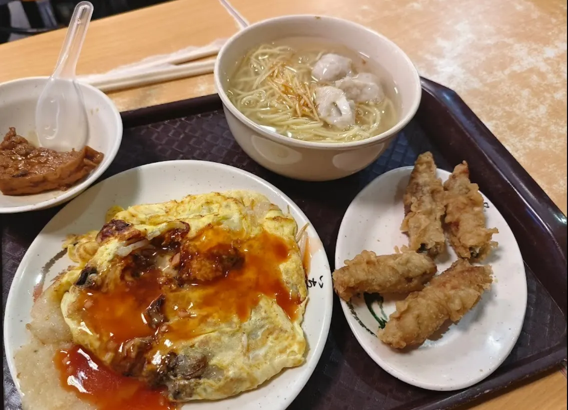 台南安平老街的美食 - 蚵仔煎和蝦捲