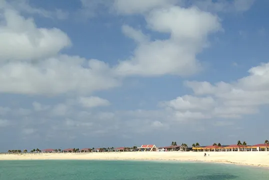 藍天白雲下的豐見城的豐崎沙灘