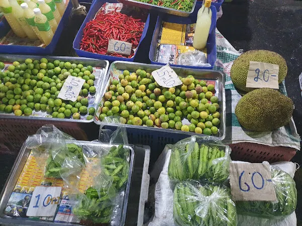 ร้านขายผักพื้นเมือง - ตลาดสดเทศบาลเมืองกาญจนบุรี (แหล่งที่มาของภาพ: kasettambon)