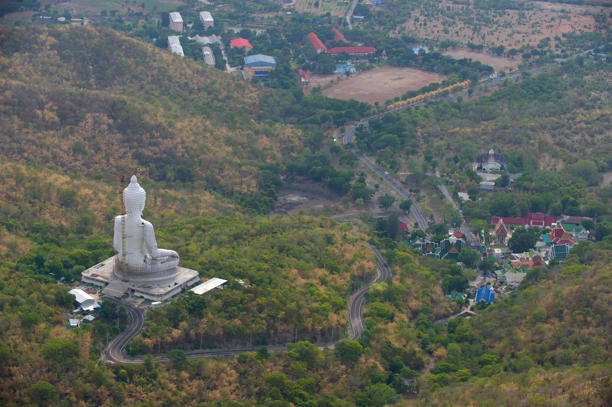อำเภอบ้านหมี่ : เขาวงพระจันทร์ (Source: การท่องเที่ยวแห่งประเทศไทย)