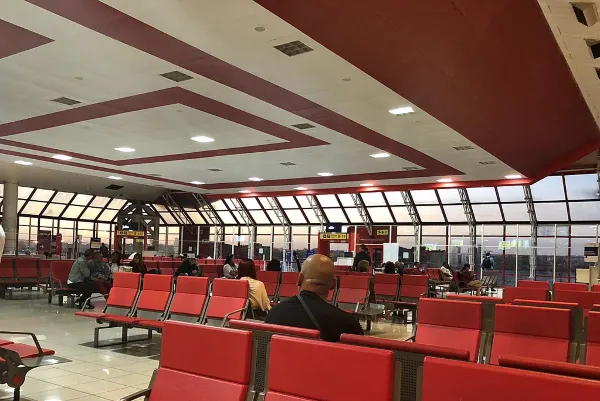 Terminal 3 waiting area of José Martí International Airport. Source: Photo by Tacorontey / Wikipedia.