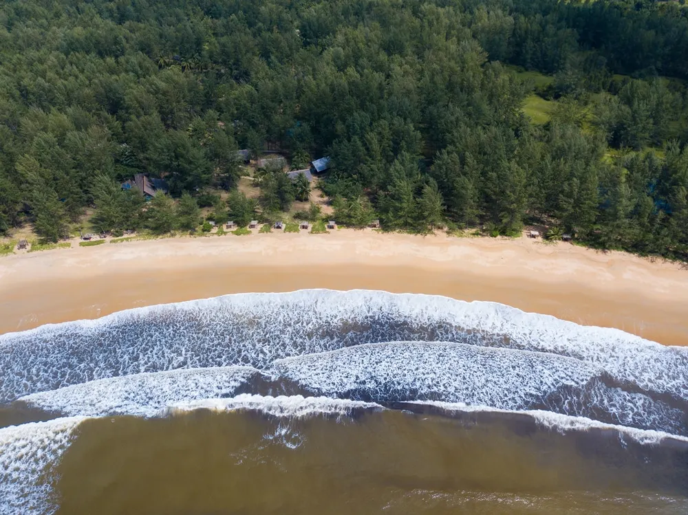 ชายหาดบริเวณเกาะพระทอง อุทยานแห่งชาติหมู่เกาะสุรินทร์ (แหล่งที่มาของภาพ: roijang)