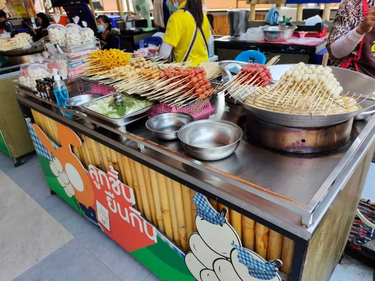 อำเภอนางรอง : ลูกชิ้นยืนกิน สถานีรถไฟบุรีรัมย์ (Source: การท่องเที่ยวแห่งประเทศไทย)
