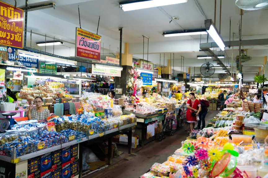 ร้านขนมของฝากภายในตลาดวโรรส จ.เชียงใหม่ (แหล่งที่มาของภาพ: การท่องเที่ยวแห่งประเทศไทย)