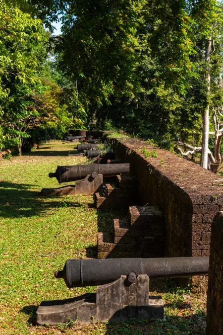 อำเภอขลุง : โบราณสถานค่ายเนินวง (Source: การท่องเที่ยวแห่งประเทศไทย)