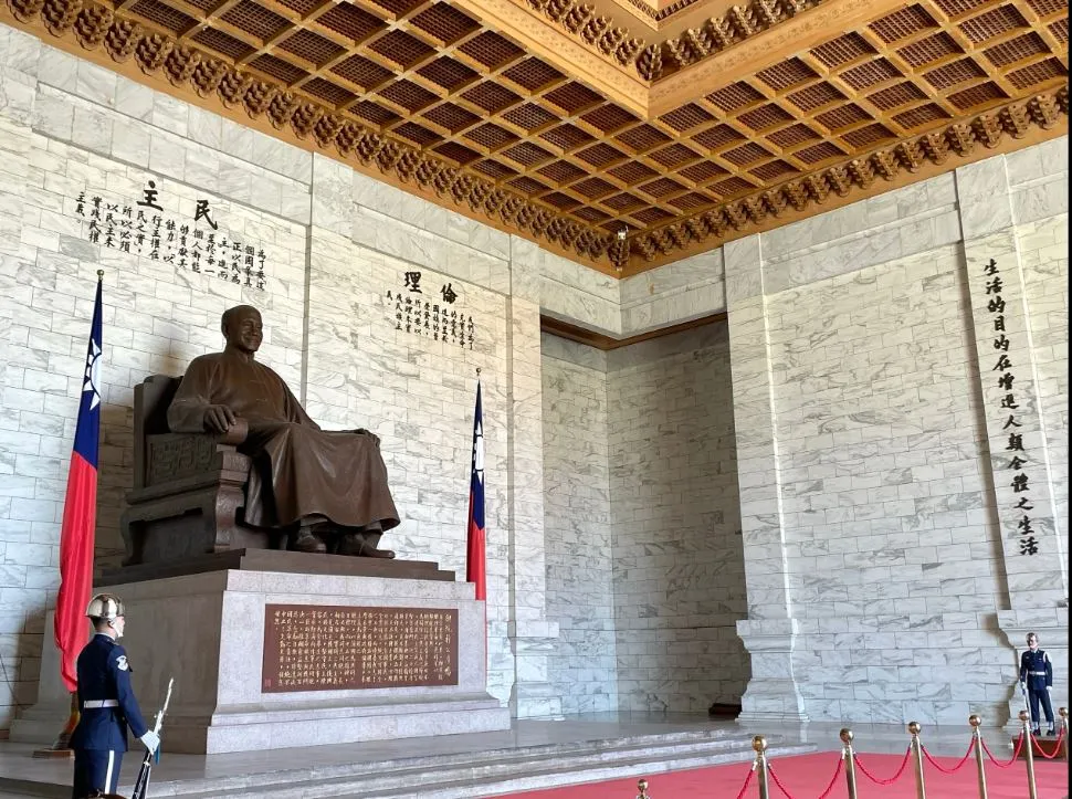 台北國立中正紀念堂中蔣中正的雕像