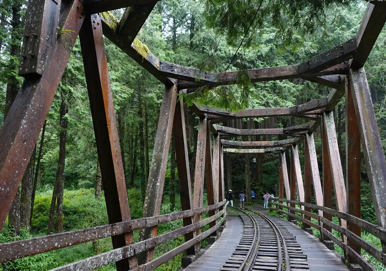 仿古鐵路橋也是水山步道中的打卡熱點