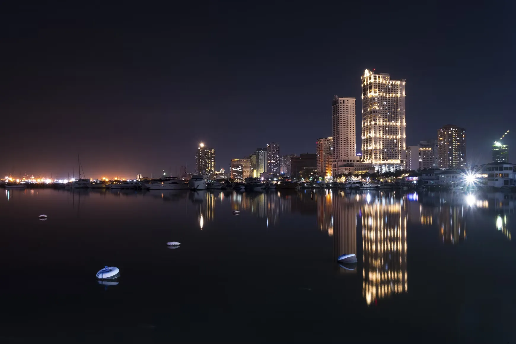 Nightscape of Manila Bay. Source: Photo by Paolo Syiaco/unsplash.com