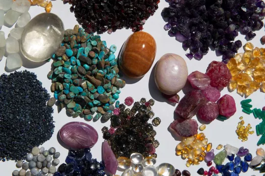 อำเภอขลุง : ถนนอัญมณี (ตลาดพลอย) (Source: การท่องเที่ยวแห่งประเทศไทย)