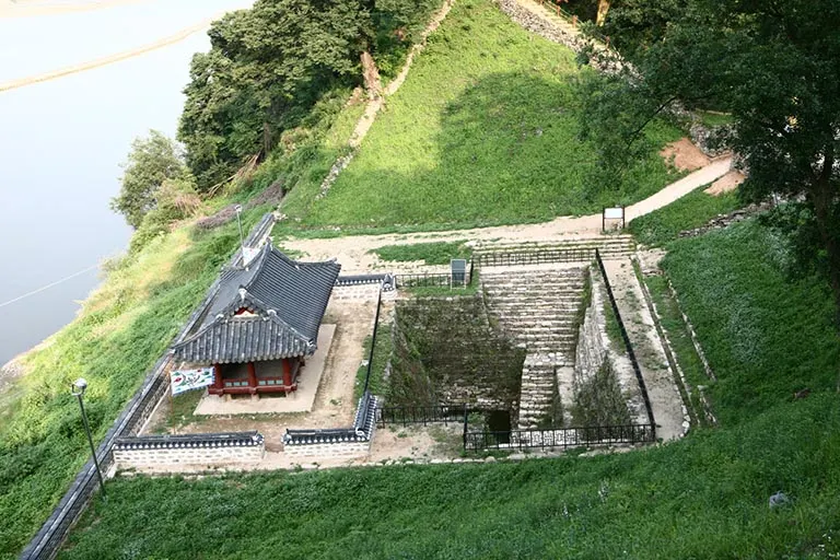 공주 공산성  (출처: 백제역사유적지구디지털아카이브)