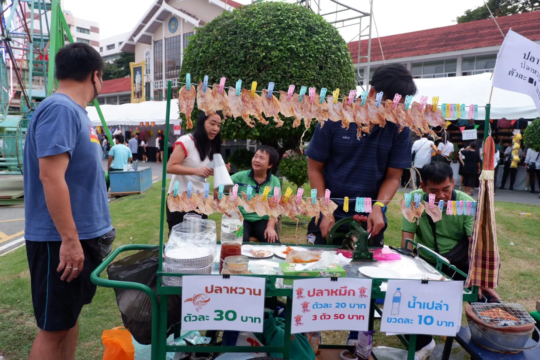 มหาวิทยาลัยเทคโนโลยีราชมงคลกรุงเทพ - กรุงเทพฯ : ร้านขายปลาหวานกับหมึกบด (Source: UTK ราชมงคลกรุงเทพ)