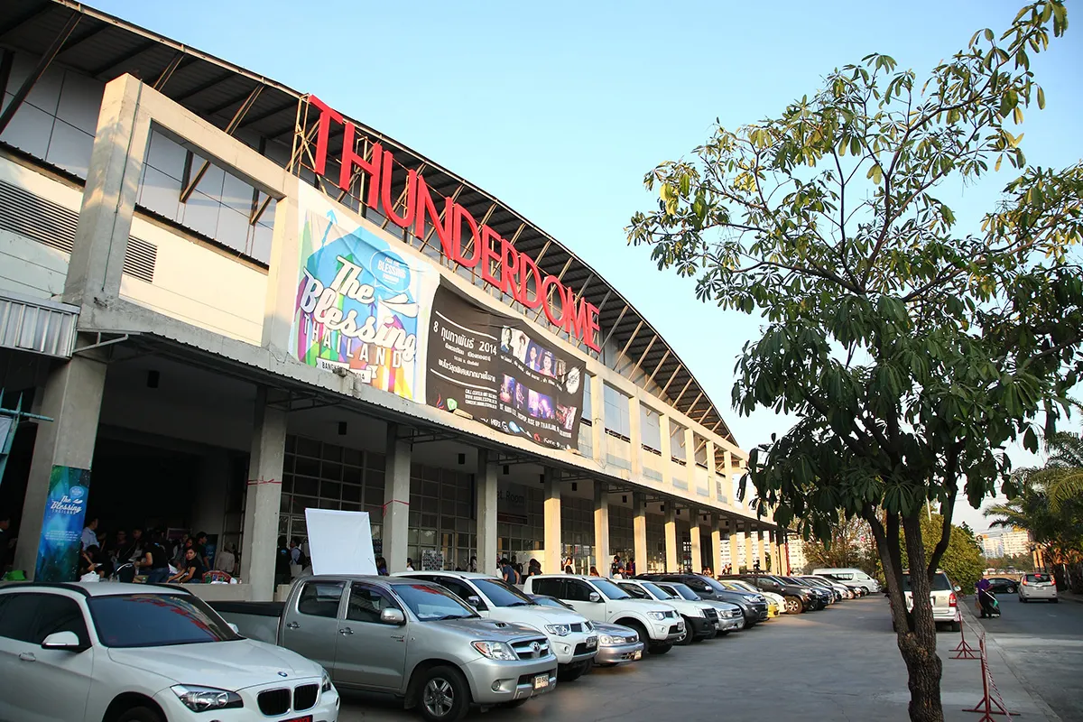 ด้านหน้าธันเดอร์โดม อ.ปากเกร็ด จ.นนทบุรี (แหล่งที่มาของภาพ: Thunderdome)