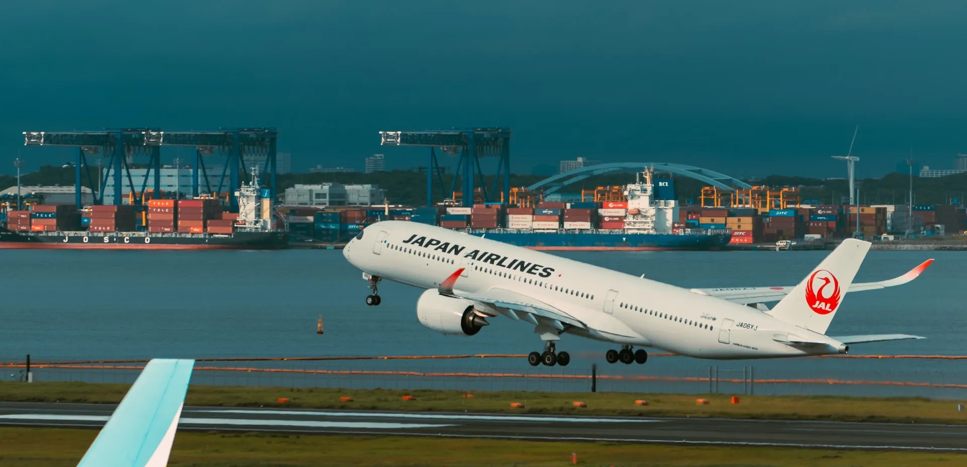 Haneda International Airport, Source: Photo by Tsukada Kazuhiro on Unsplash